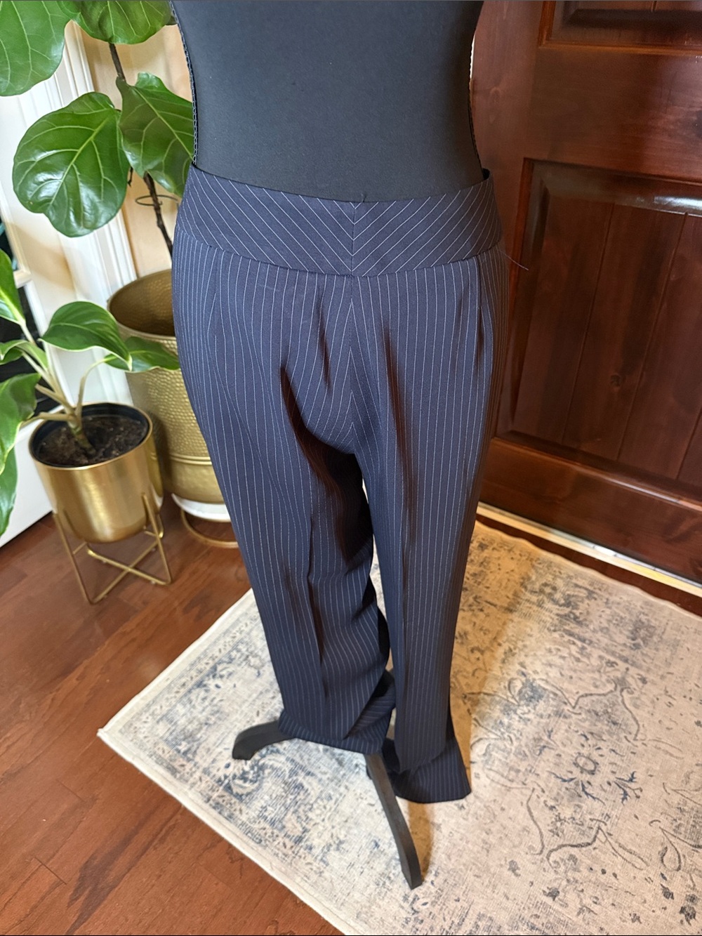 Tahari Navy Classic Corporate, Pinstriped pant suit size 4 - Picture 6 of 11